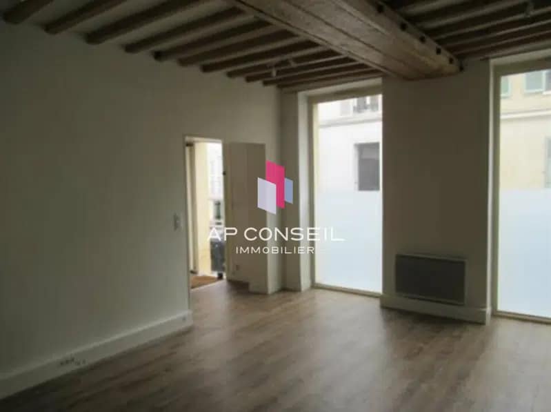 Office in Versailles for lease Interior Photo- Image 1 of 2