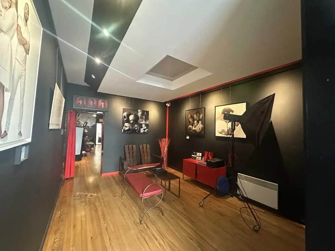 Retail in Bordeaux for lease Interior Photo- Image 1 of 7