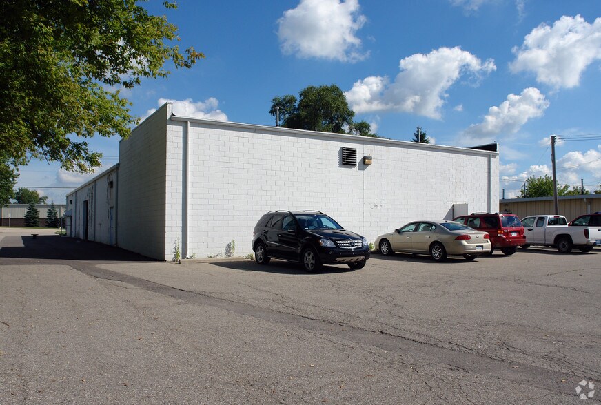 44525 Grand River Ave, Novi, MI à vendre - Photo du bâtiment - Image 2 de 2