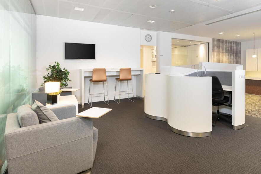 7-11 Place Des Cinq Martyrs Du Lycée Buffon, Paris for lease - Interior Photo - Image 2 of 21