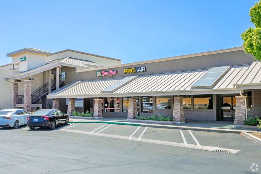 96 E Shaw Ave, Clovis, CA à louer - Photo du bâtiment - Image 2 de 7