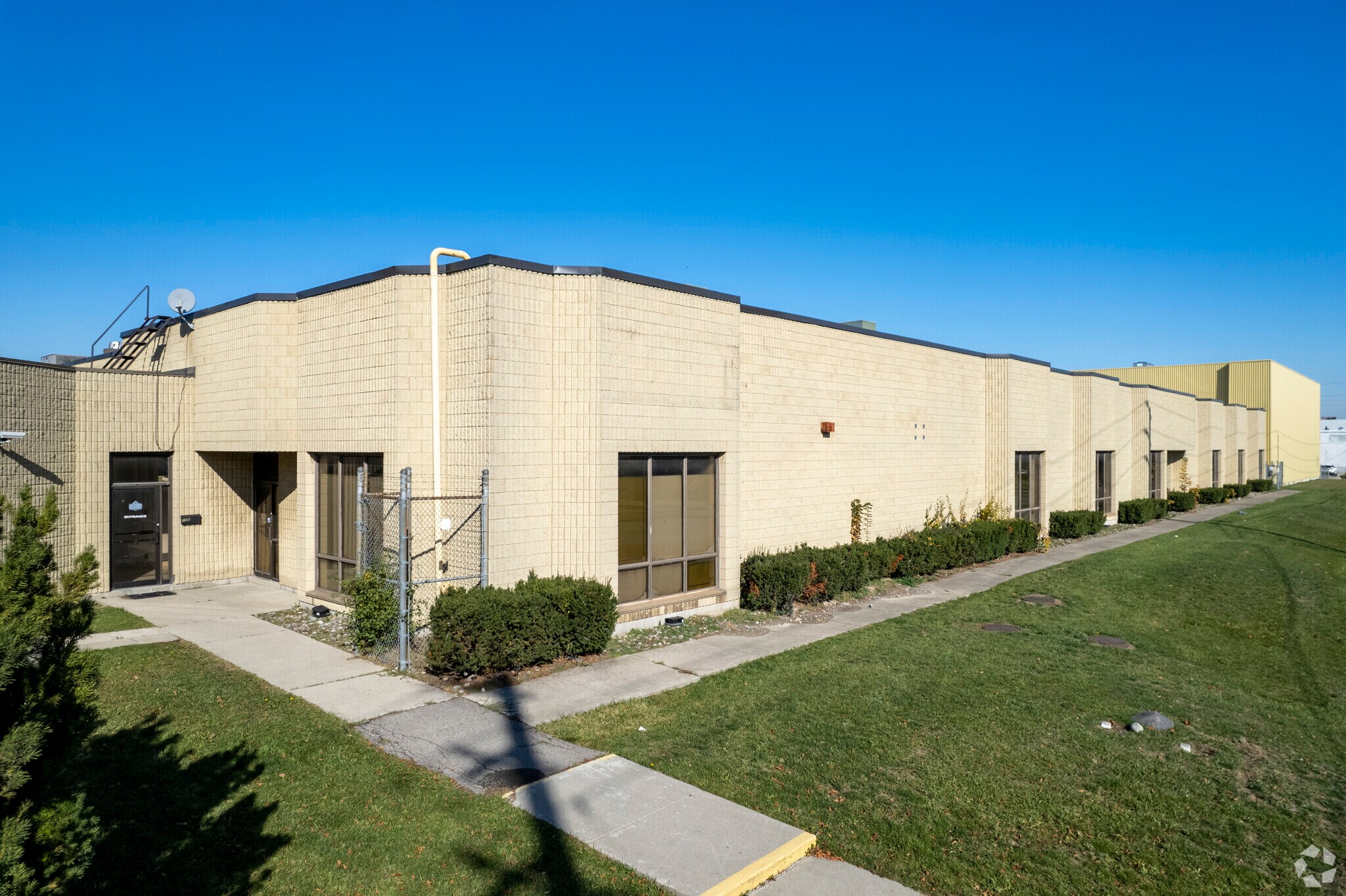 1700-1880 Ormont Dr, Toronto, ON à vendre Photo principale- Image 1 de 1