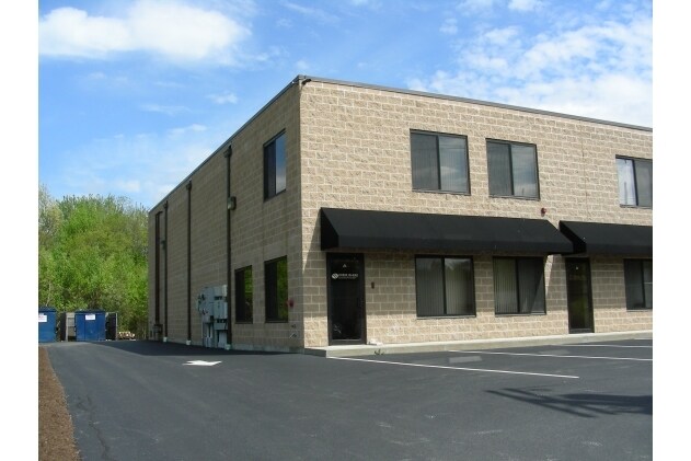 81 Western Industrial Dr, Cranston, RI à louer - Photo principale - Image 1 de 78