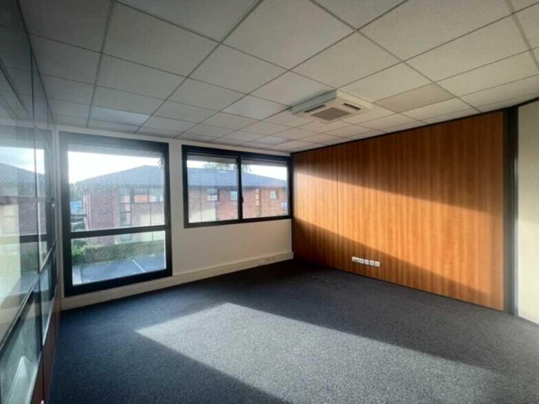 Office in Lezennes for lease - Interior Photo - Image 1 of 7