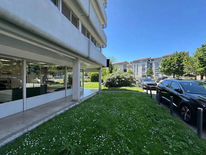 Retail in Tassin-la-Demi-Lune for lease - Building Photo - Image 2 of 7