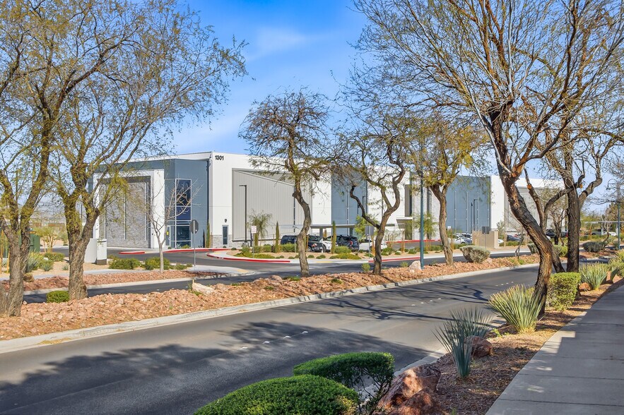 1301 Seven Hills Drive, Henderson, NV à vendre - Photo du bâtiment - Image 2 de 28