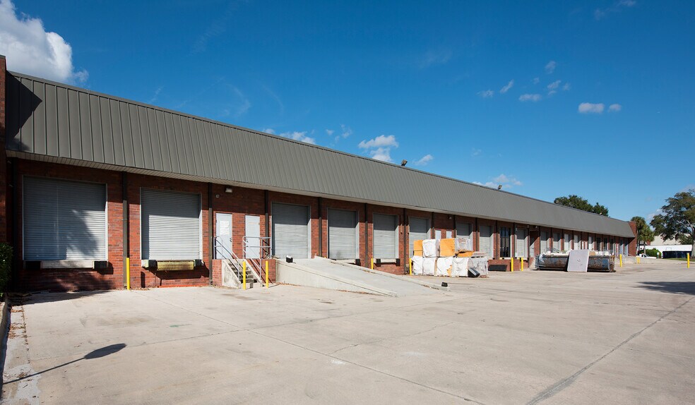 6220 Hazeltine National Dr, Orlando, FL à louer - Photo du bâtiment - Image 2 de 7