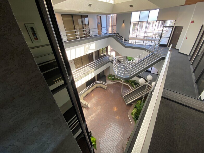 1122 E Lincoln Ave, Orange, CA à vendre - Photo du bâtiment - Image 3 de 42