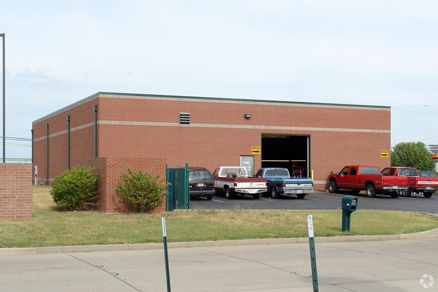 901 Tutor Ln, Evansville, IN à louer - Photo du bâtiment - Image 2 de 13