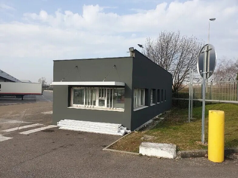 Flex dans Saint-Quentin-Fallavier à louer - Photo du bâtiment - Image 2 de 3