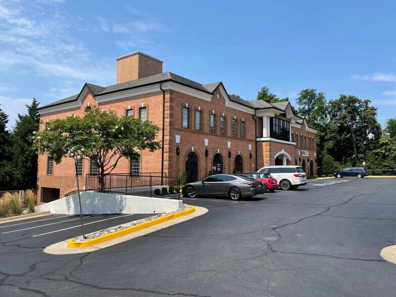 10135 Colvin Run Rd, Great Falls, VA à louer - Photo du bâtiment - Image 2 de 7