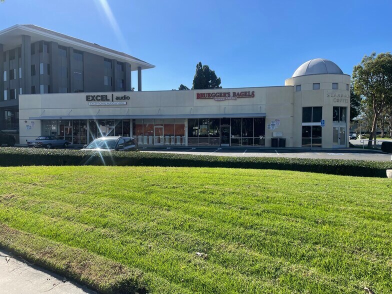 4678 Campus Dr, Newport Beach, CA à louer - Photo du bâtiment - Image 3 de 3