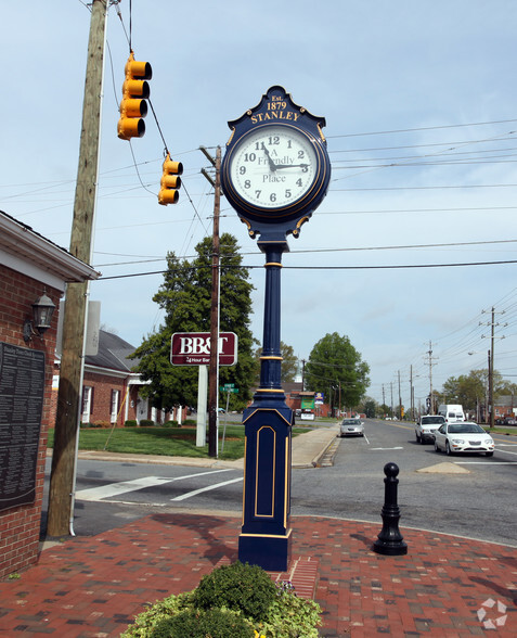 100-118 S Main St, Stanley, NC for lease - Building Photo - Image 3 of 7