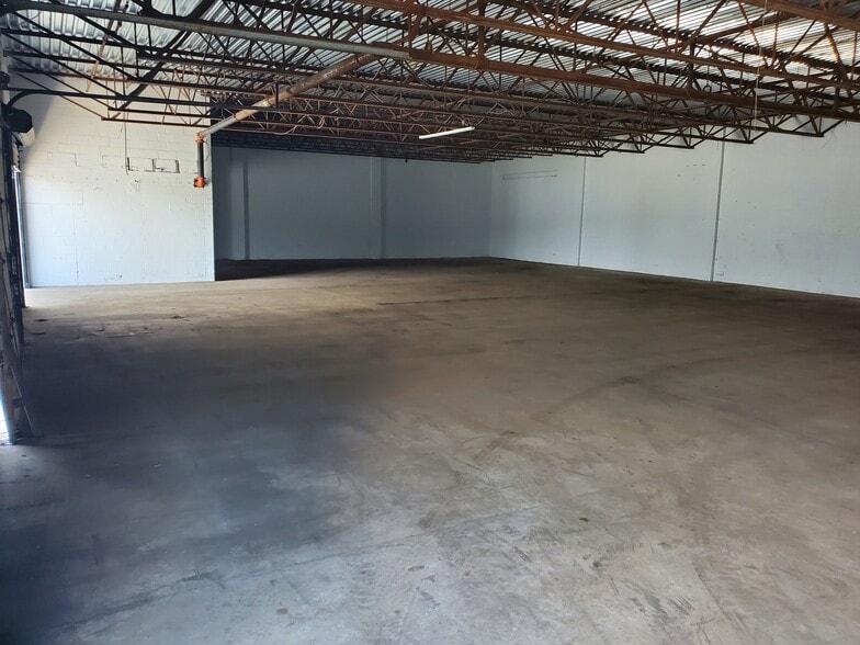 4207-4209 Menlo Dr, Baltimore, MD for lease - Interior Photo - Image 2 of 8