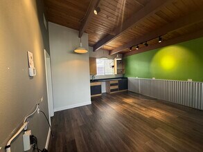 260 E 15th Ave, Eugene, OR à louer Photo intérieure- Image 2 de 9