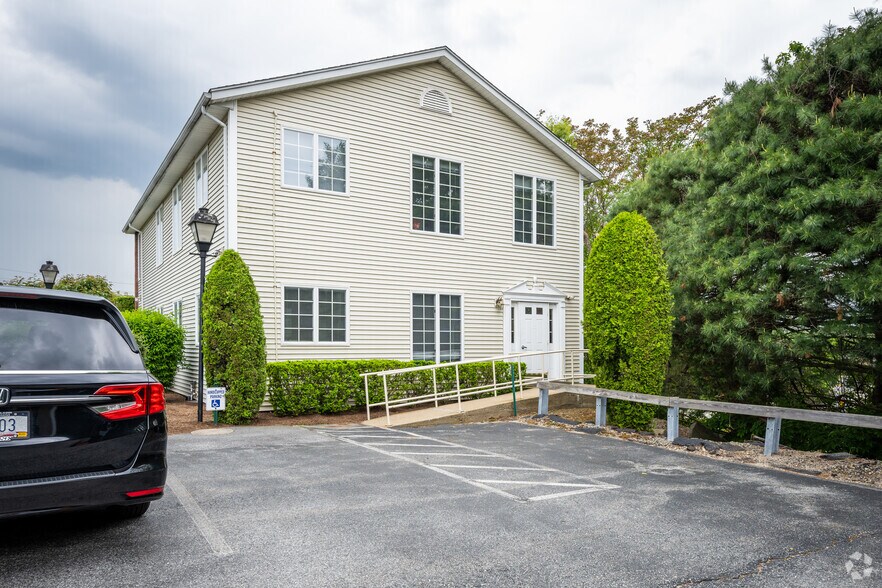 33 College Hill Rd, Warwick, RI à louer - Photo du bâtiment - Image 3 de 6