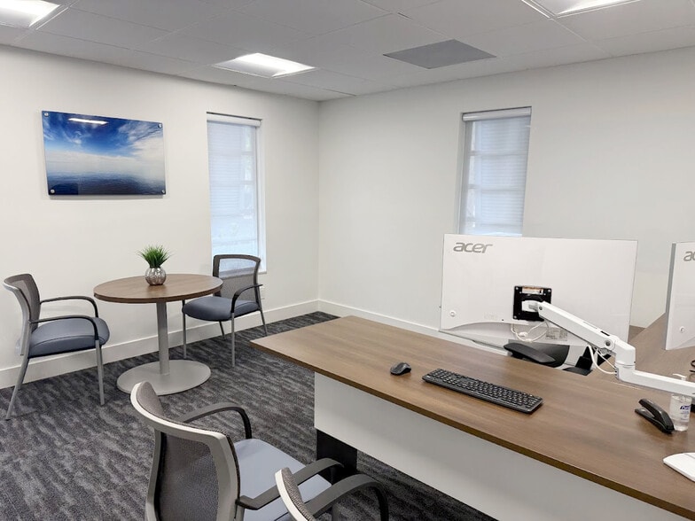 1570 Shadowlawn Dr, Naples, FL for lease - Interior Photo - Image 3 of 8