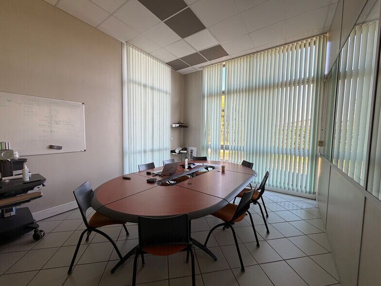 Flex in Décines-Charpieu for sale - Building Photo - Image 3 of 12