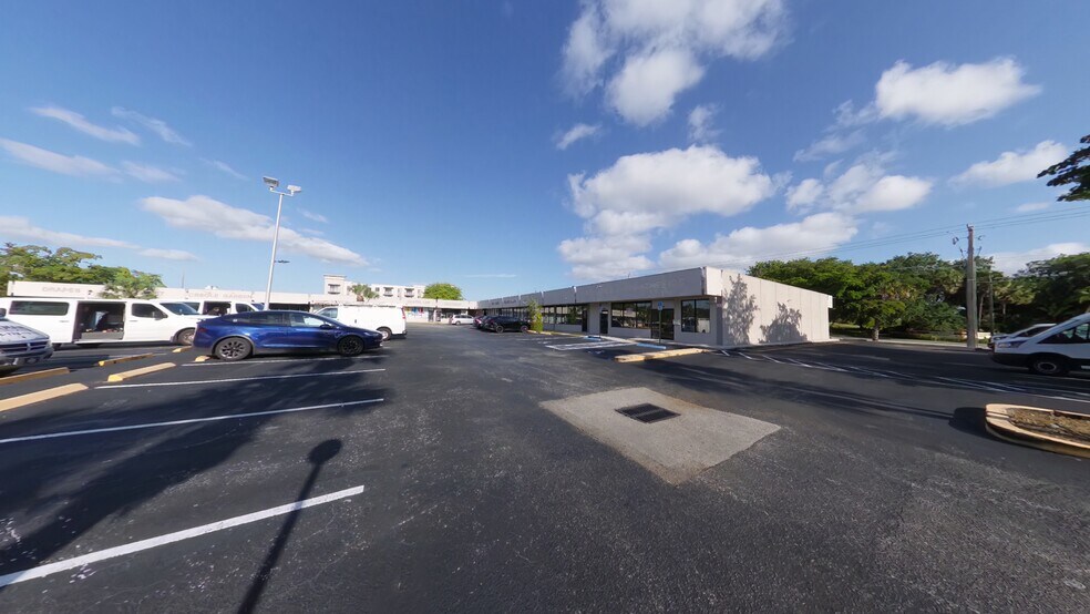 8401-8463 W McNab Rd, Tamarac, FL à louer - Photo du bâtiment - Image 3 de 4
