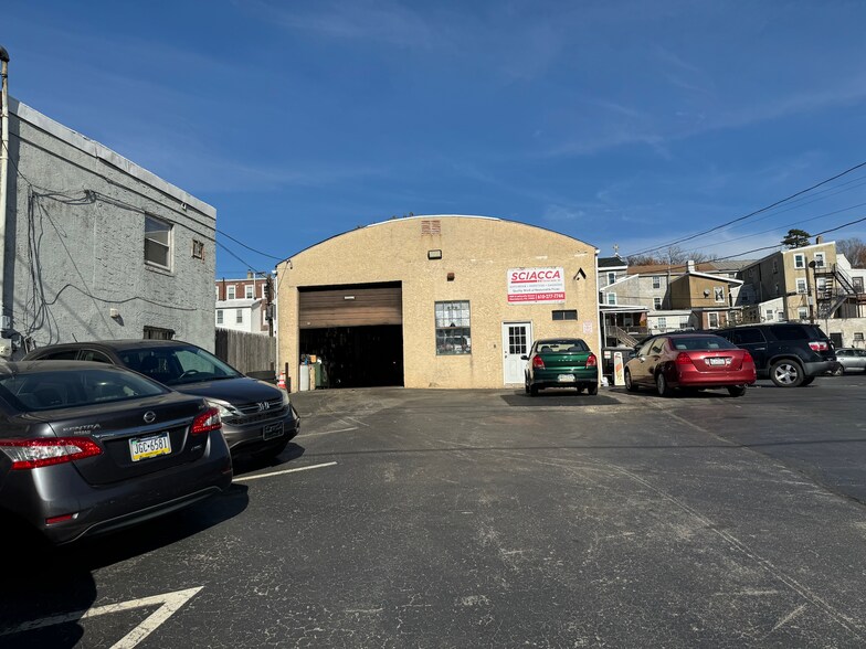 409 E Lafayette St, Norristown, PA à vendre - Photo du bâtiment - Image 2 de 6