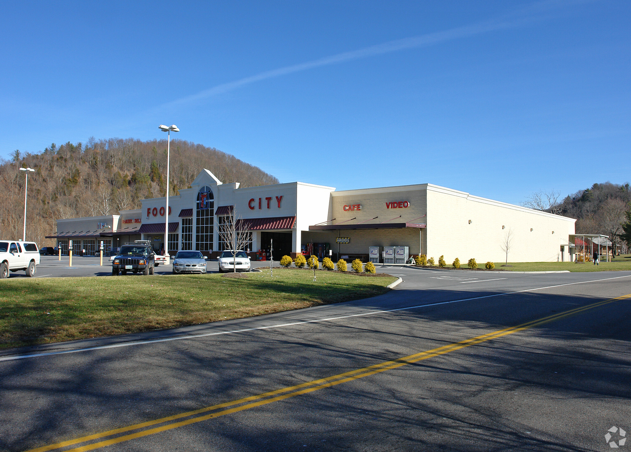 736 N Beaver Dam Ave, Damascus, VA for lease Primary Photo- Image 1 of 4