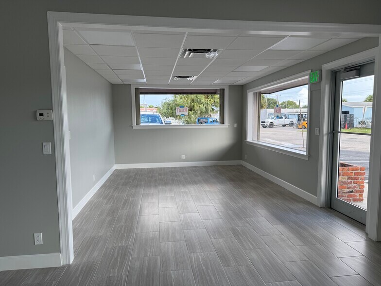 144 Jupiter St, Jupiter, FL à louer - Photo du bâtiment - Image 3 de 8