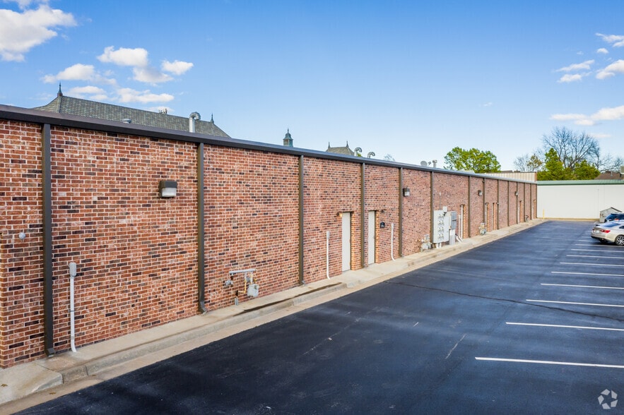 2830-2846 E 101st St, Tulsa, OK for lease - Building Photo - Image 3 of 3