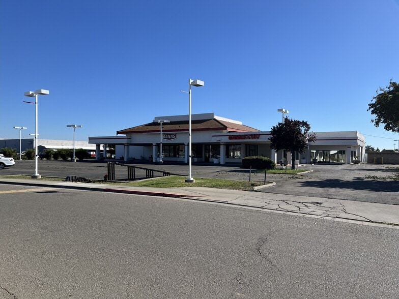 3190 Auto Center Cir, Stockton, CA for lease - Building Photo - Image 1 of 10