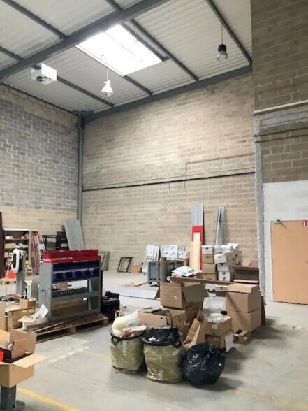 Flex in Élancourt for lease - Interior Photo - Image 3 of 11