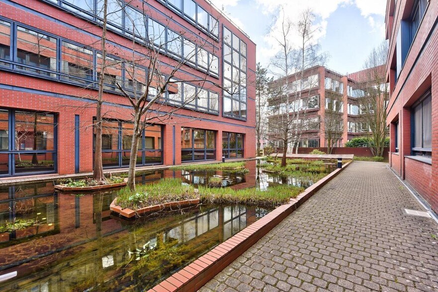1 Rue James Joule, Guyancourt à vendre - Photo du bâtiment - Image 2 de 10