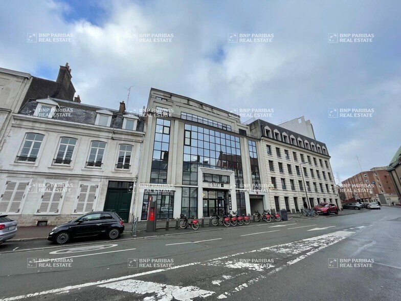 15 Place Aux Bleuets, Lille à louer - Photo du bâtiment - Image 2 de 22