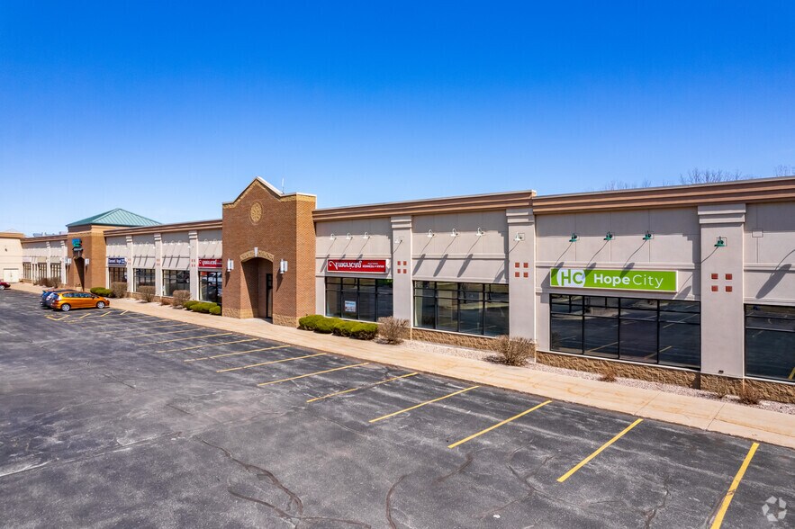 1758-1920 N Casaloma Dr, Appleton, WI for lease - Building Photo - Image 2 of 15