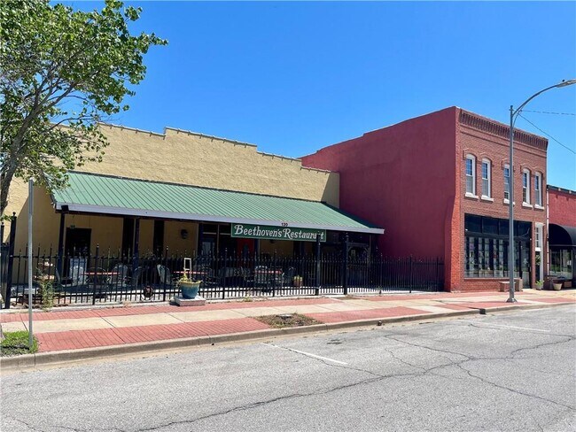 Plus de détails pour 120 W Peoria St, Paola, KS - Commerce de détail à vendre
