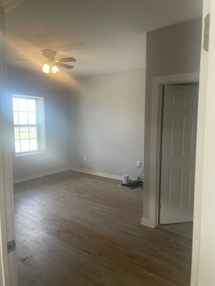 1031 Sales Dr, Waxahachie, TX à louer - Photo du bâtiment - Image 3 de 4