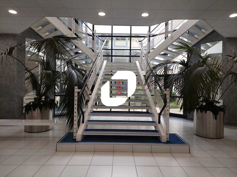 Boulevard Des Chênes, Guyancourt for lease - Building Photo - Image 3 of 14