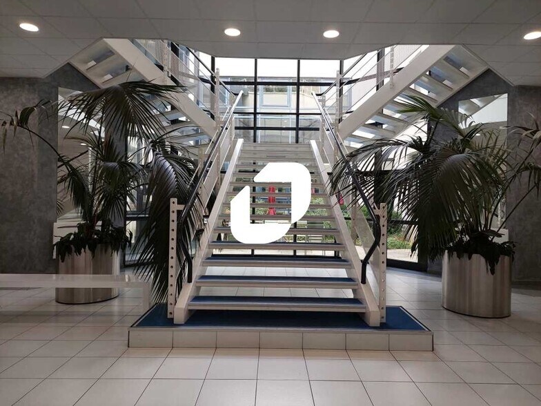 Boulevard Des Chênes, Guyancourt for lease - Building Photo - Image 3 of 14