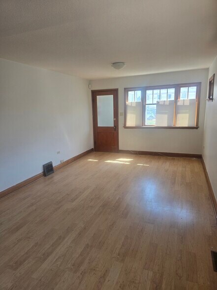 4914 50 Av, Red Deer, AB à vendre - Photo intérieure - Image 3 de 9
