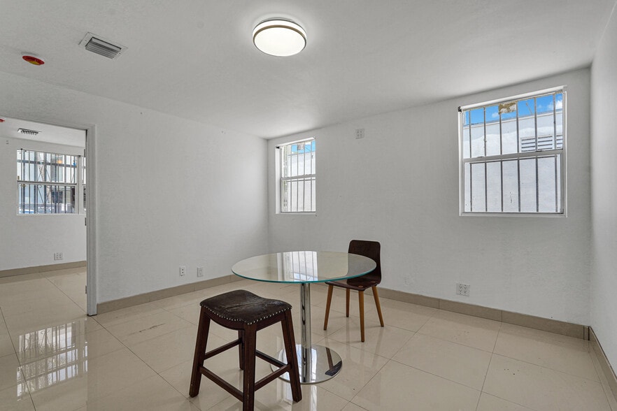 7525 NE 3rd Pl, Miami, FL for lease - Building Photo - Image 3 of 5