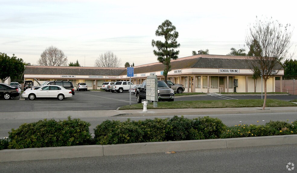 9555 Garfield Ave, Fountain Valley, CA à louer - Photo du bâtiment - Image 2 de 4