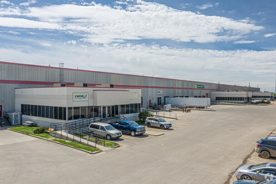 2103-2125 64 Av NW, Edmonton, AB à louer - Photo du bâtiment - Image 3 de 5