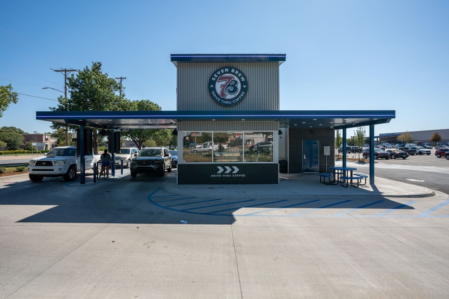 325 S Ridge Rd, Wichita, KS for sale - Building Photo - Image 2 of 6