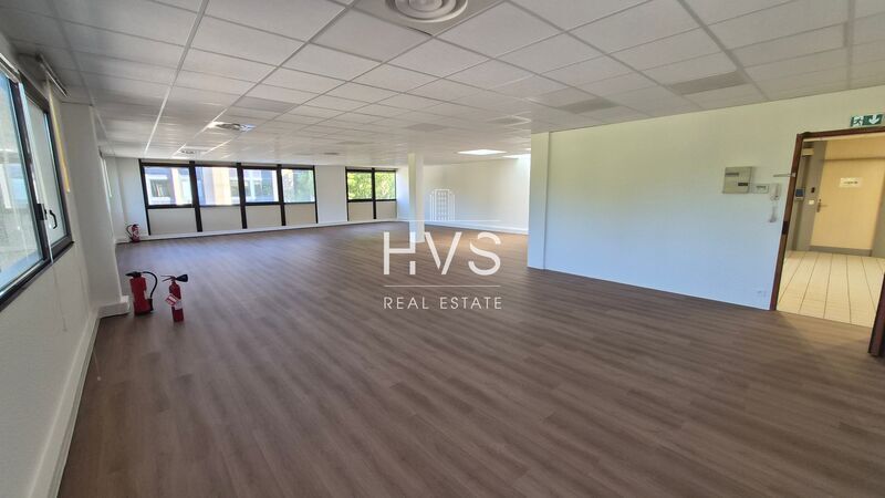 Office in Meyreuil for lease Interior Photo- Image 1 of 5