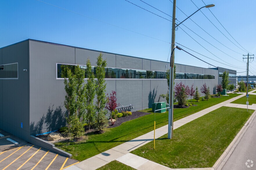 1750 120 Av NE, Calgary, AB à vendre - Photo du bâtiment - Image 2 de 2