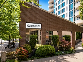 1351-1361 Burrard St, Vancouver, BC à louer Photo du bâtiment- Image 2 de 5