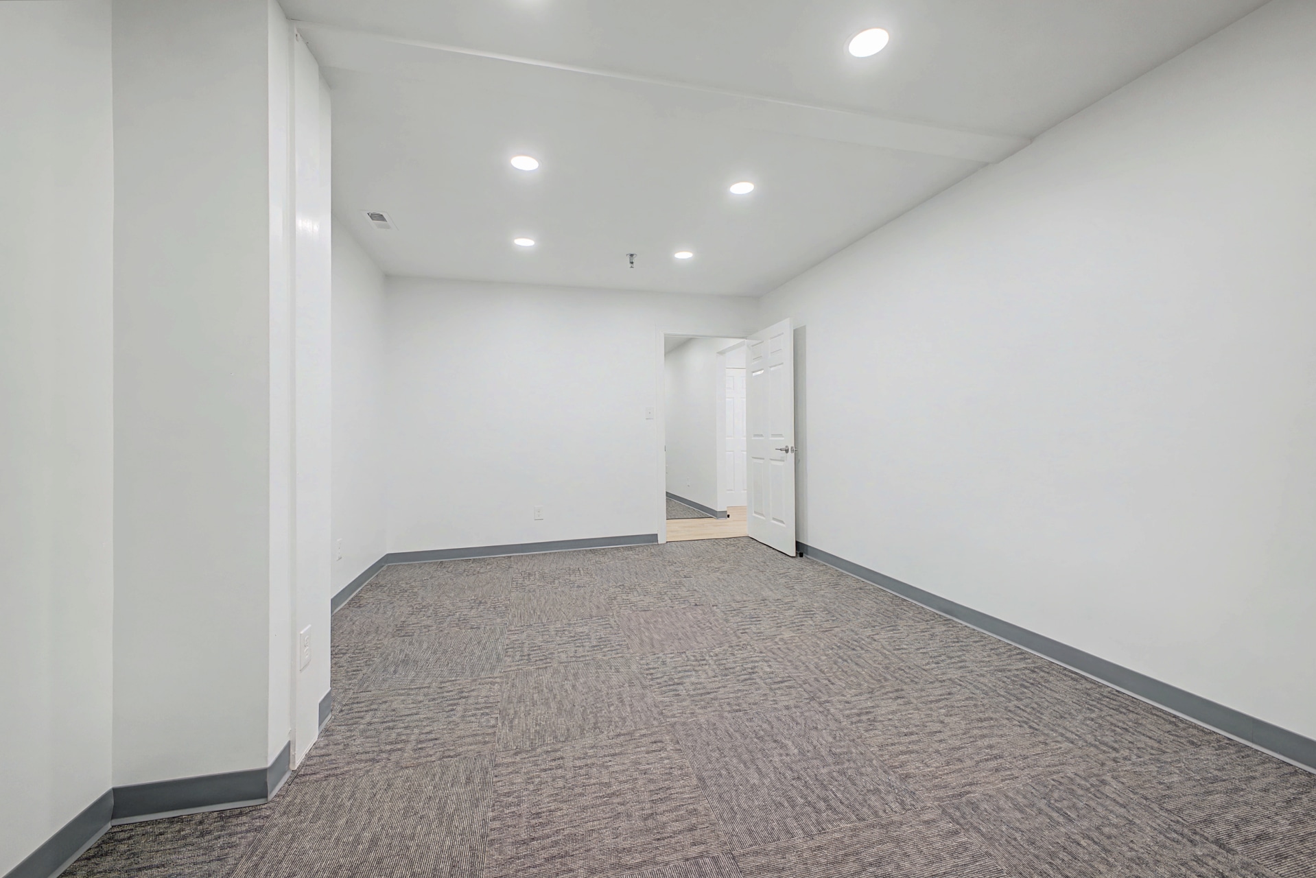 1255 South Park Dr, Kernersville, NC à louer Photo intérieure- Image 1 de 7