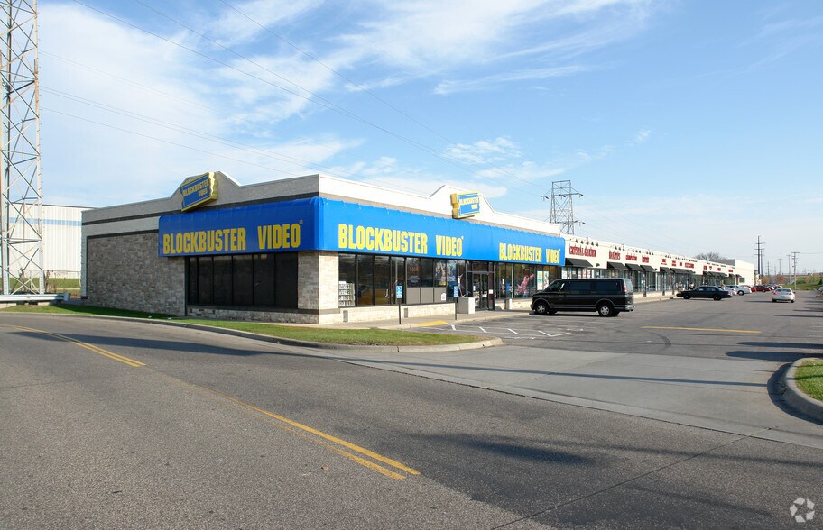 4701-4751 Hiawatha Ave, Minneapolis, MN à louer - Photo du bâtiment - Image 2 de 5