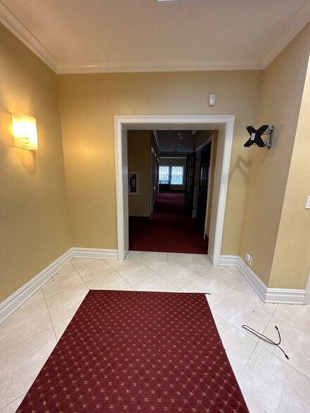 25 Nassau Ln, Island Park, NY à louer - Hall d’entrée - Image 2 de 31