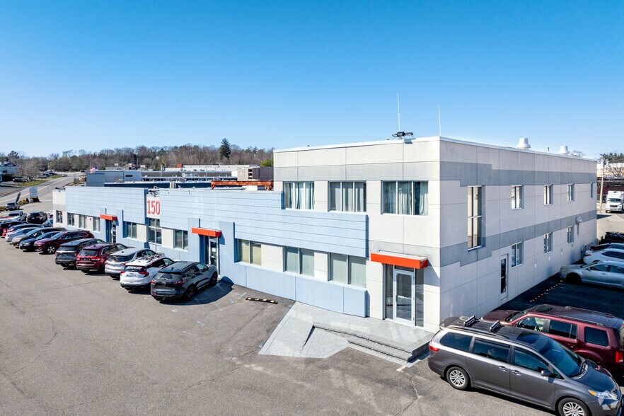 150 Eileen Way, Syosset, NY à louer - Photo principale - Image 1 de 7