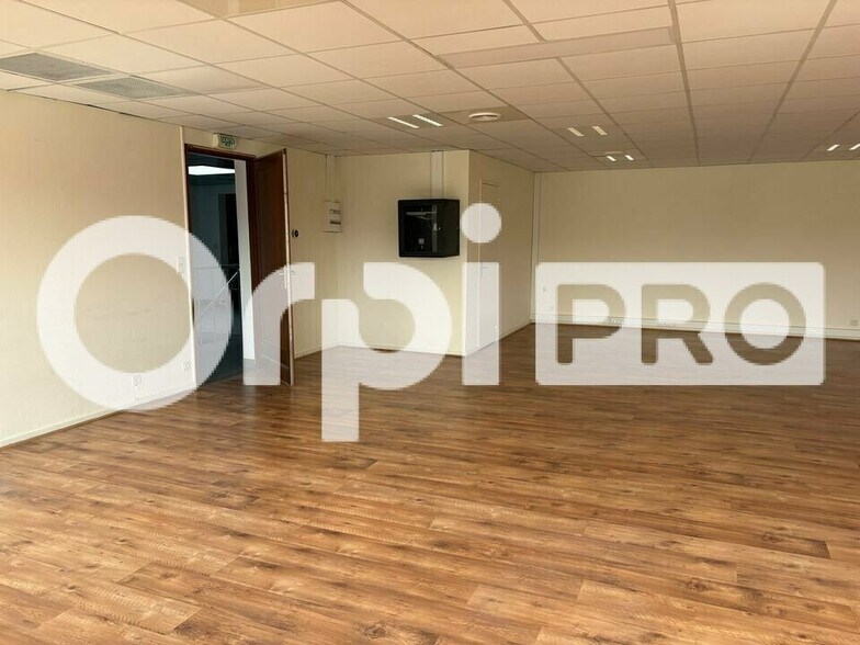Office in Le Haillan for sale - Building Photo - Image 3 of 8