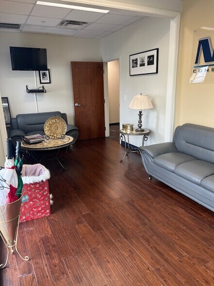 6510 125th Ave N, Largo, FL for lease - Lobby - Image 2 of 5